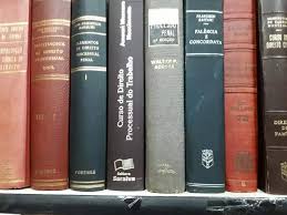Melhores Livros para Quem Está Começando a Estudar Direito: Guia Definitivo 2025